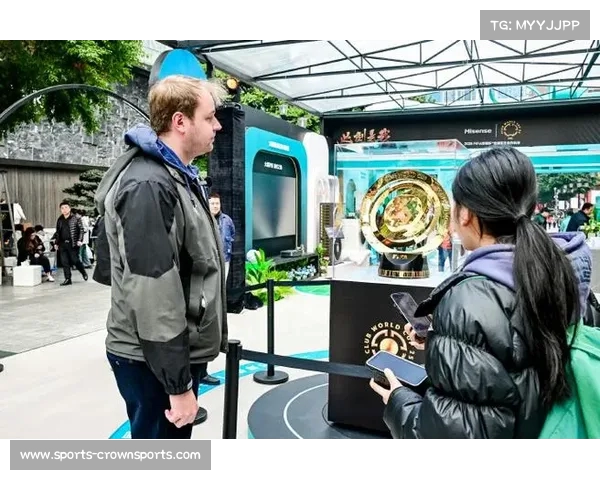 世俱杯奖杯首次亮相中国 Tiffany匠心设计展现独特魅力 世俱杯奖杯首次亮相中国 Tiffany匠心设计展现独特魅力